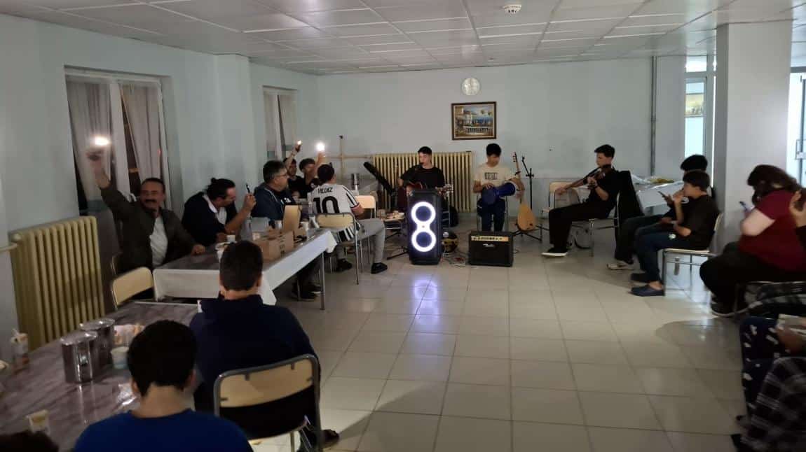 PANSİYON ÖĞRENCİLERİNE YÖNELİK MÜZİK DİNLETİSİ